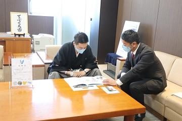 説明をする市長の写真