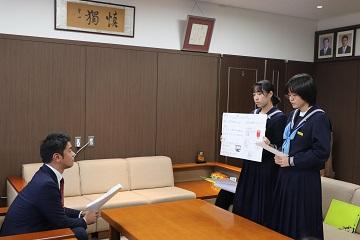 政策提案が行われている様子の写真