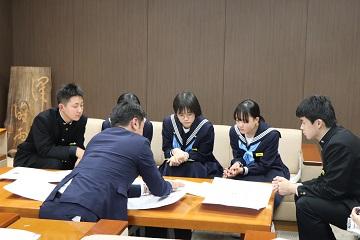 市長が生徒達と話をしている写真