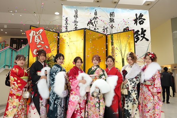 金屏風の前にて振袖姿の新成人方々の集合写真