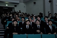 ステージ上を見つめる新成人方々の写真