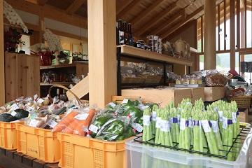 様々な新鮮野菜が並んでいる写真