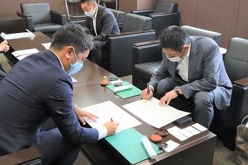 調印式が行われている様子の写真