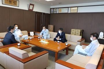 寄贈式に参加された方々と歓談している様子の写真
