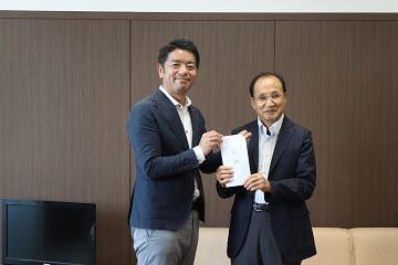 寄付をしていただいたときの記念写真