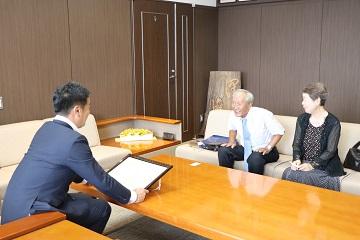 表敬訪問に参加された方々と歓談している様子の写真