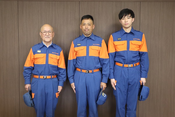 市の消防団員として活躍している田中さん3世代の写真
