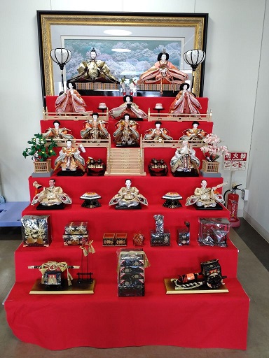 エントランスに飾られたおひなさま