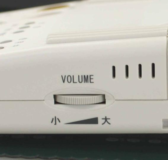 小と大の表示がある音量ダイヤルの写真