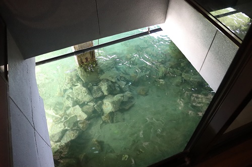 水上に建つ宿