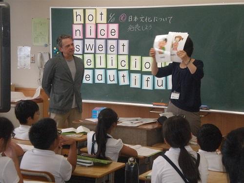 小学校の英語の授業の様子の写真