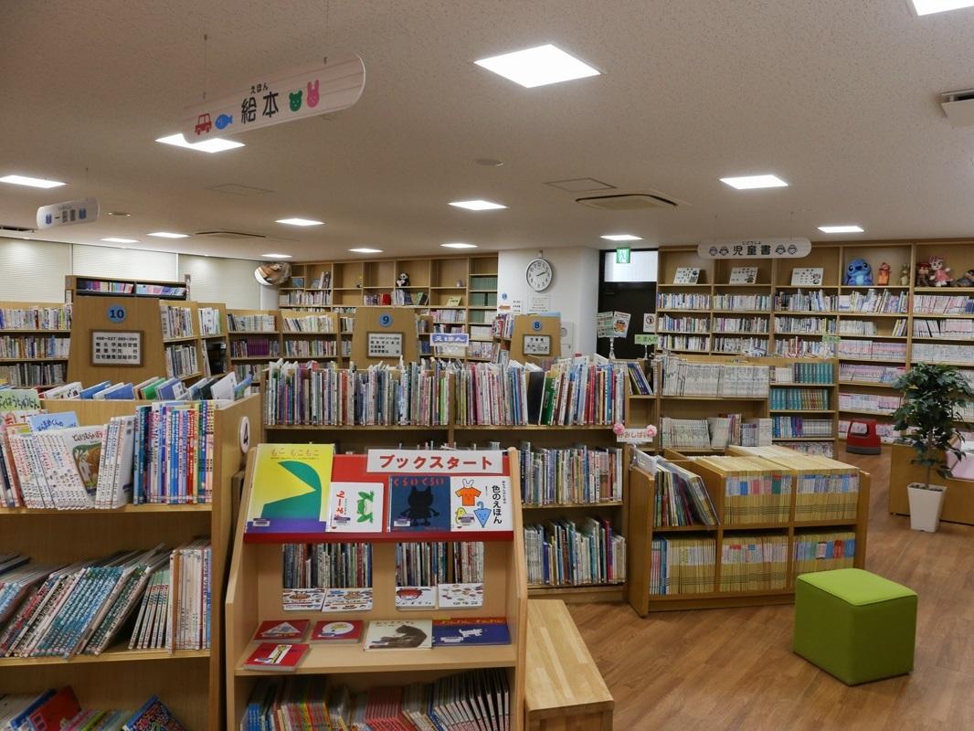 多くの絵本が並んでいる図書館の様子の写真