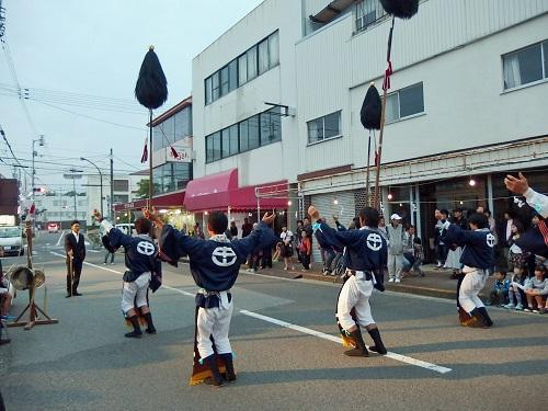 伝統行事を行っている市民らの様子の写真