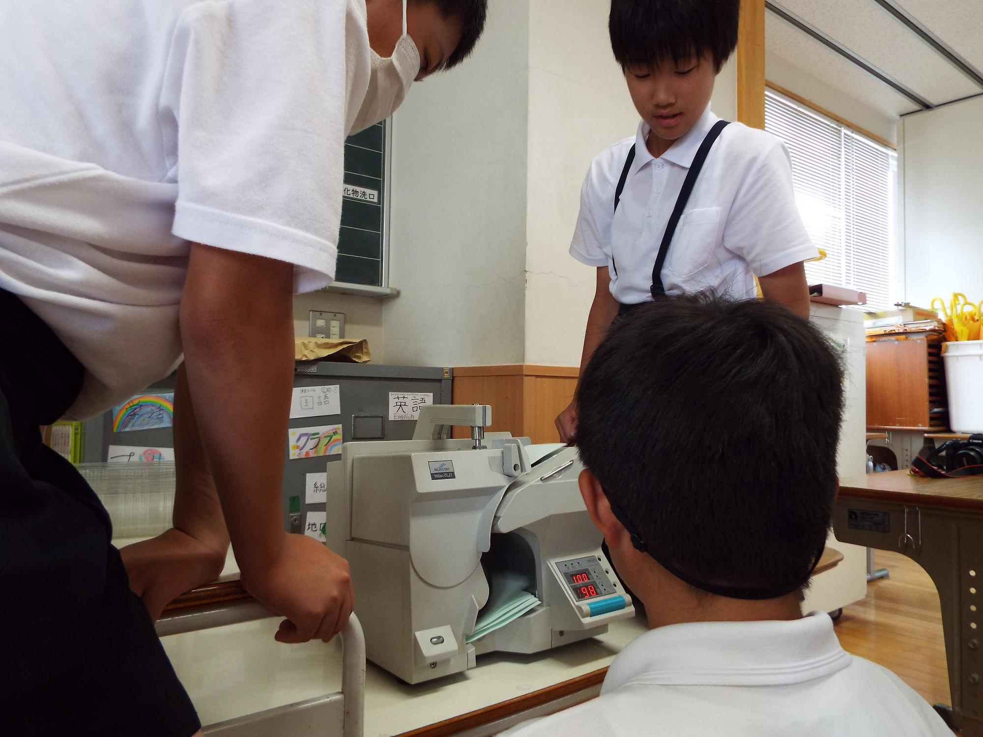 授業を受ける児童