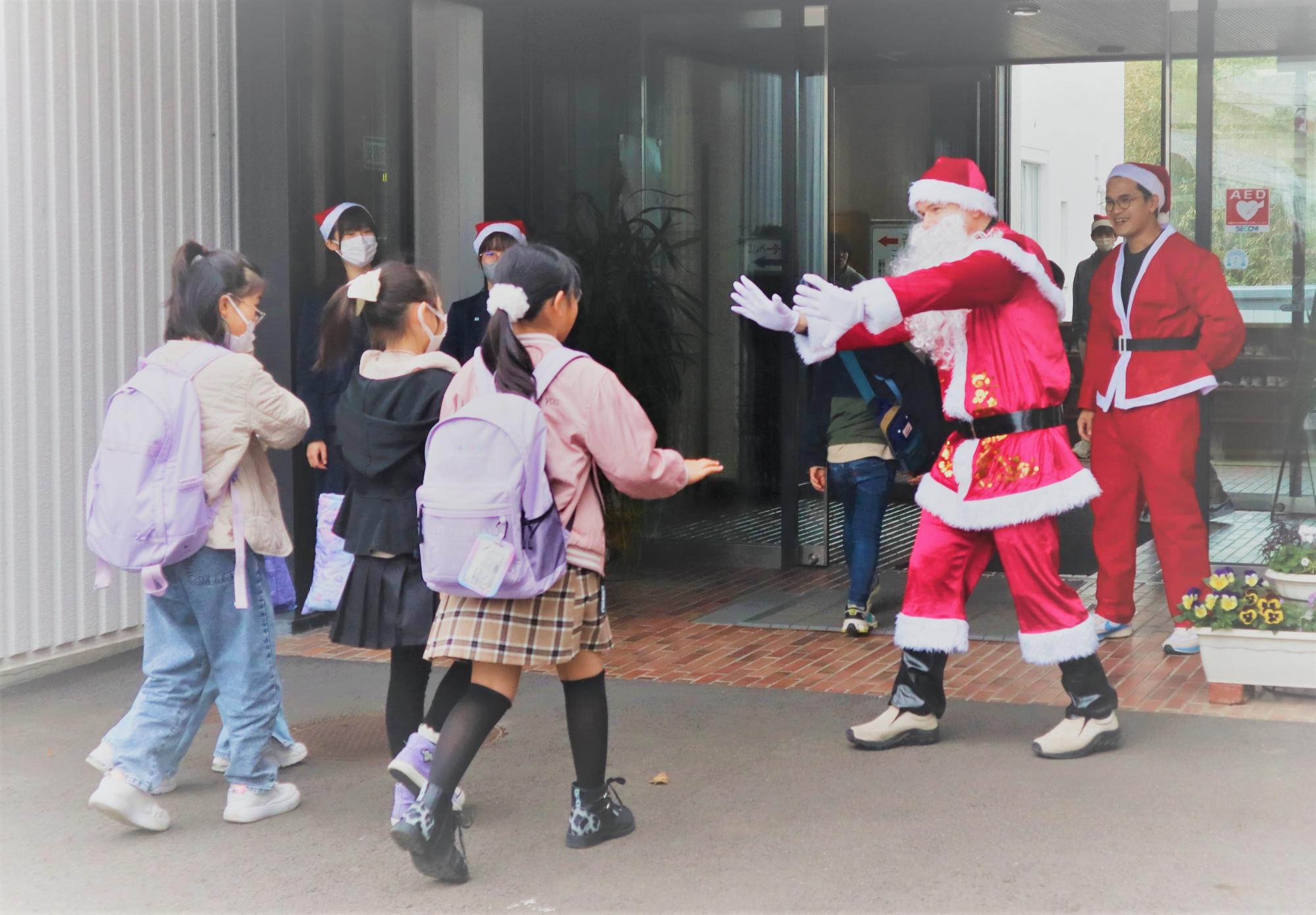 サンタさんがお出迎え