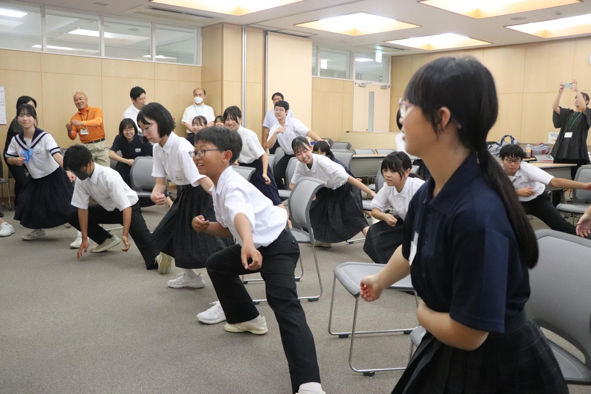 ソーラン節を踊る生徒