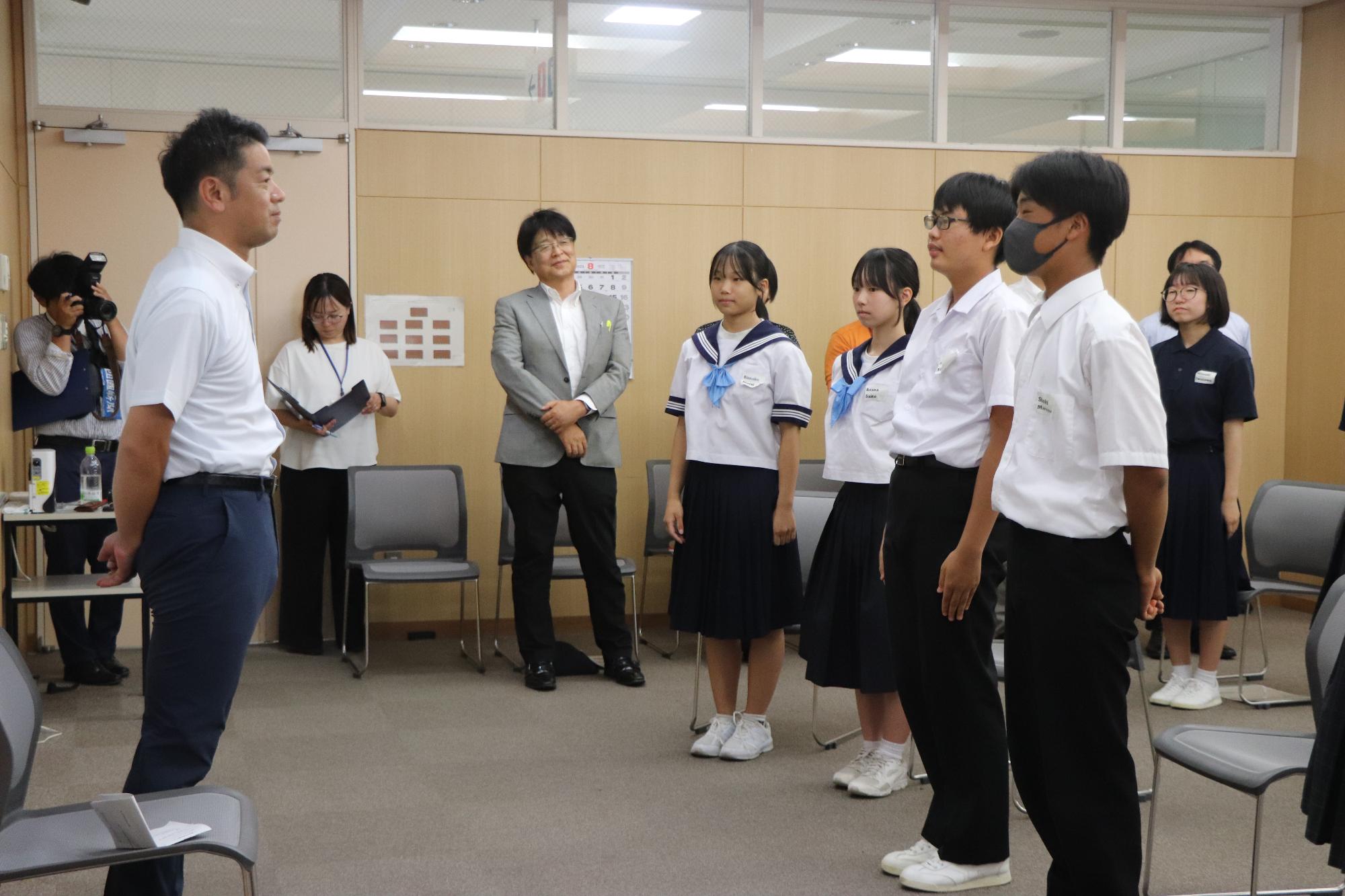 代表の2人から市長へあいさつ