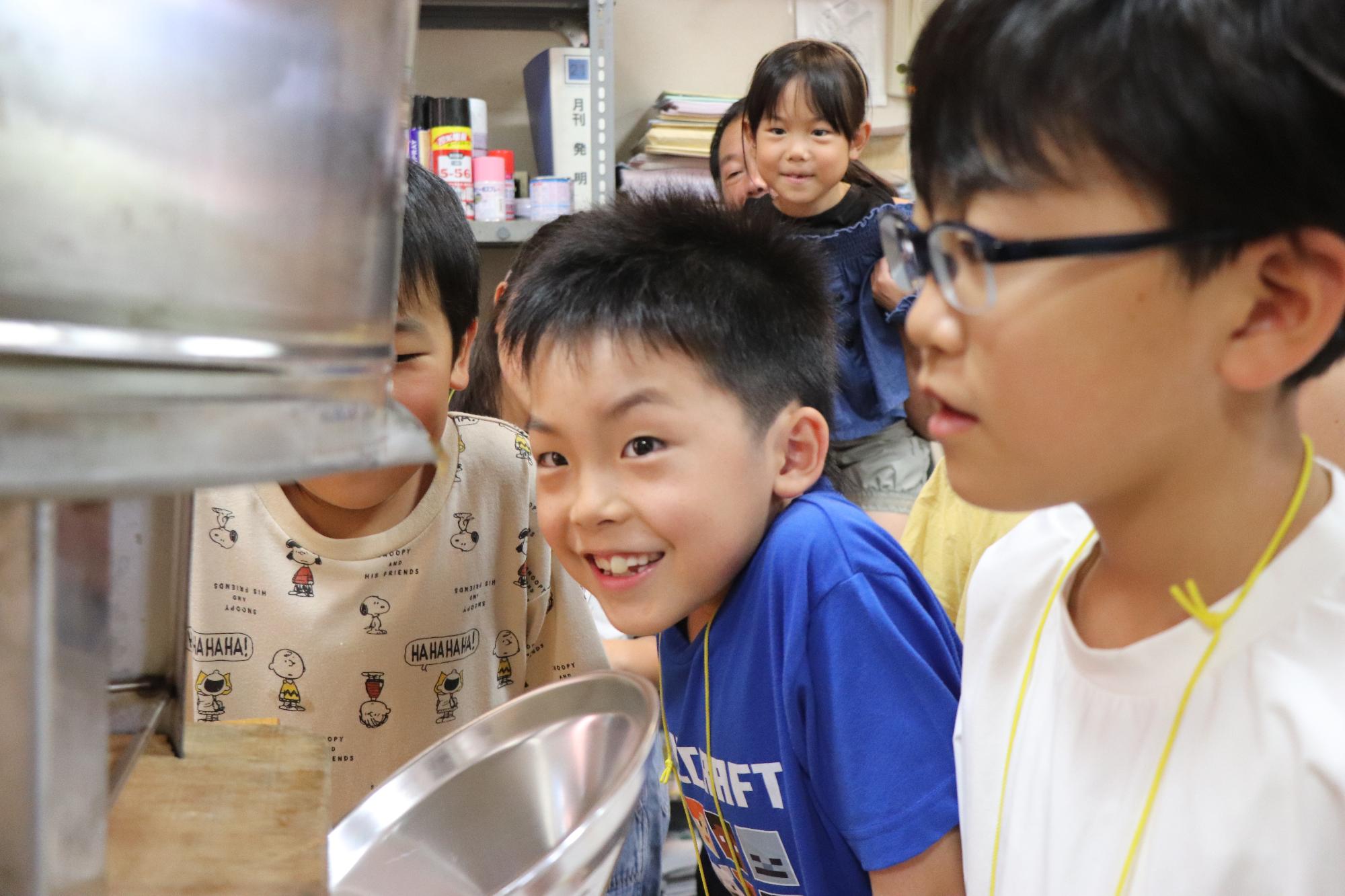 ハチミツが出てくる様子に喜ぶ子どもたち