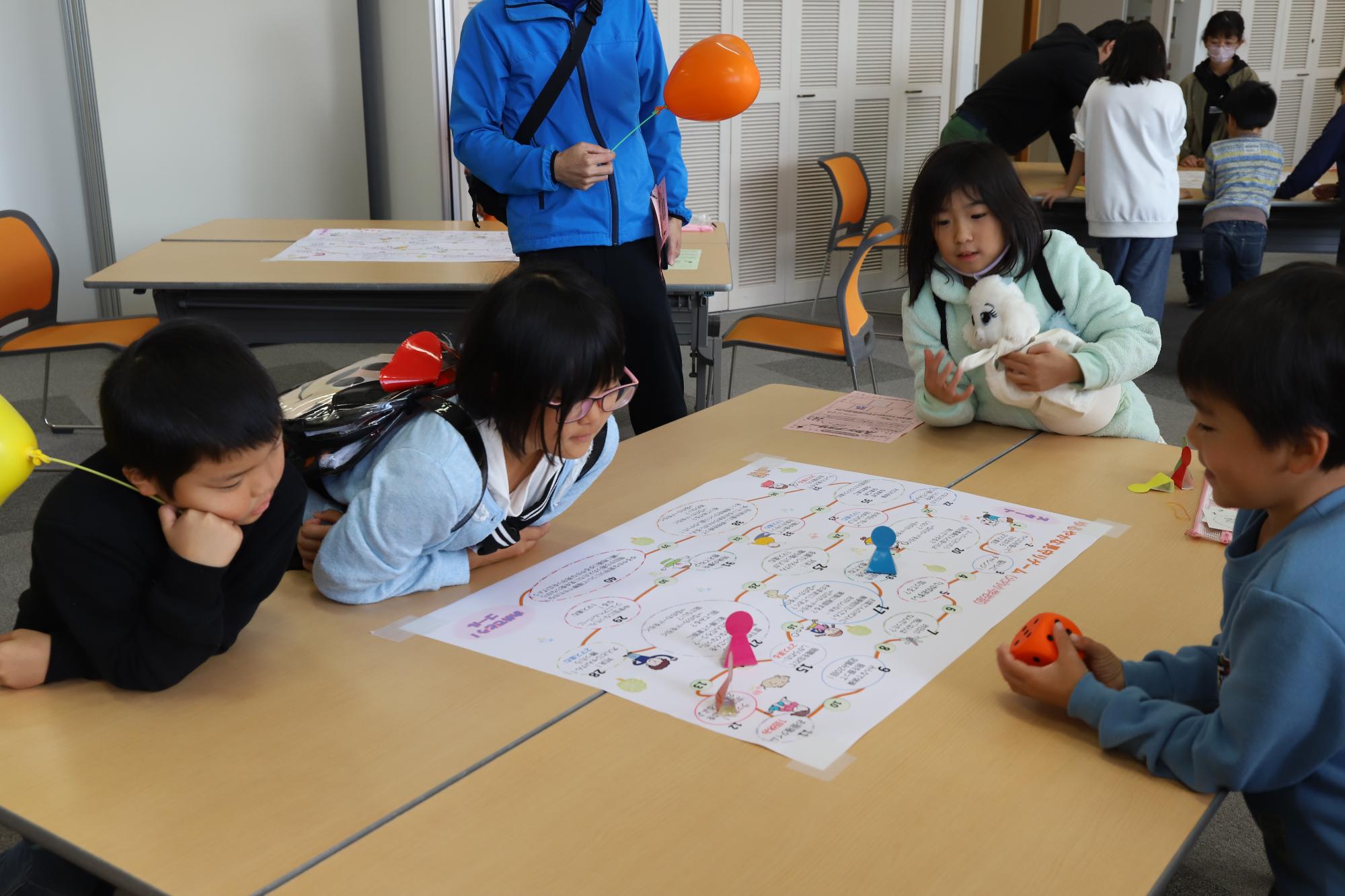 市内小学生が作ったゆるやかな見守りすごろくの体験