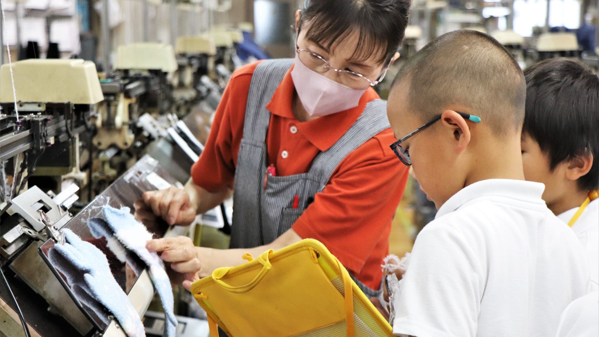白鳥小学校の児童が市内の手袋工場を見学！