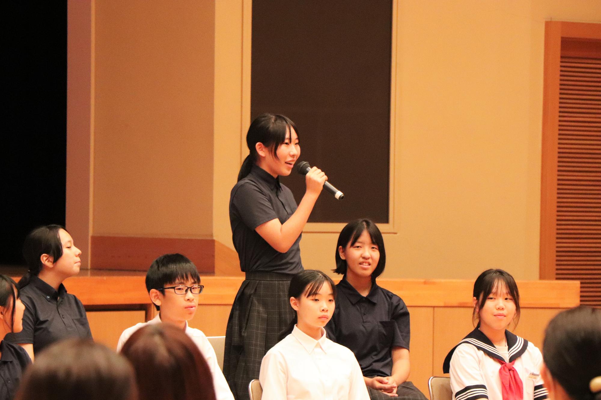 体験談を報告する様子