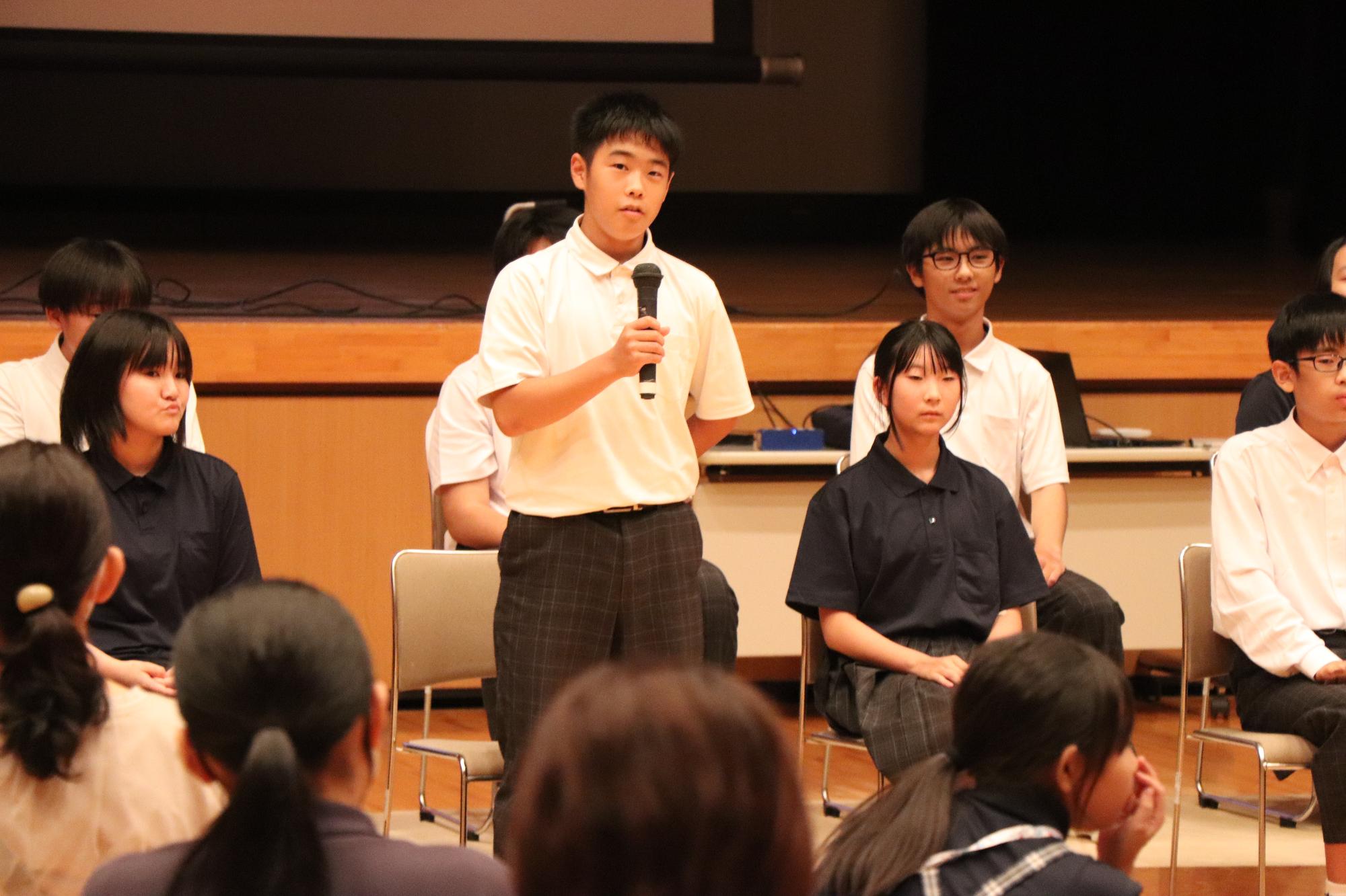 体験談を報告する様子