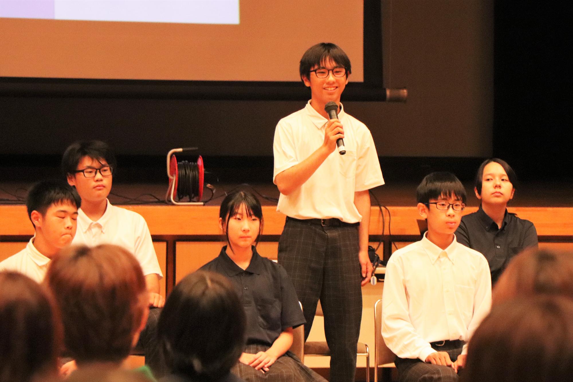 体験談を報告する様子