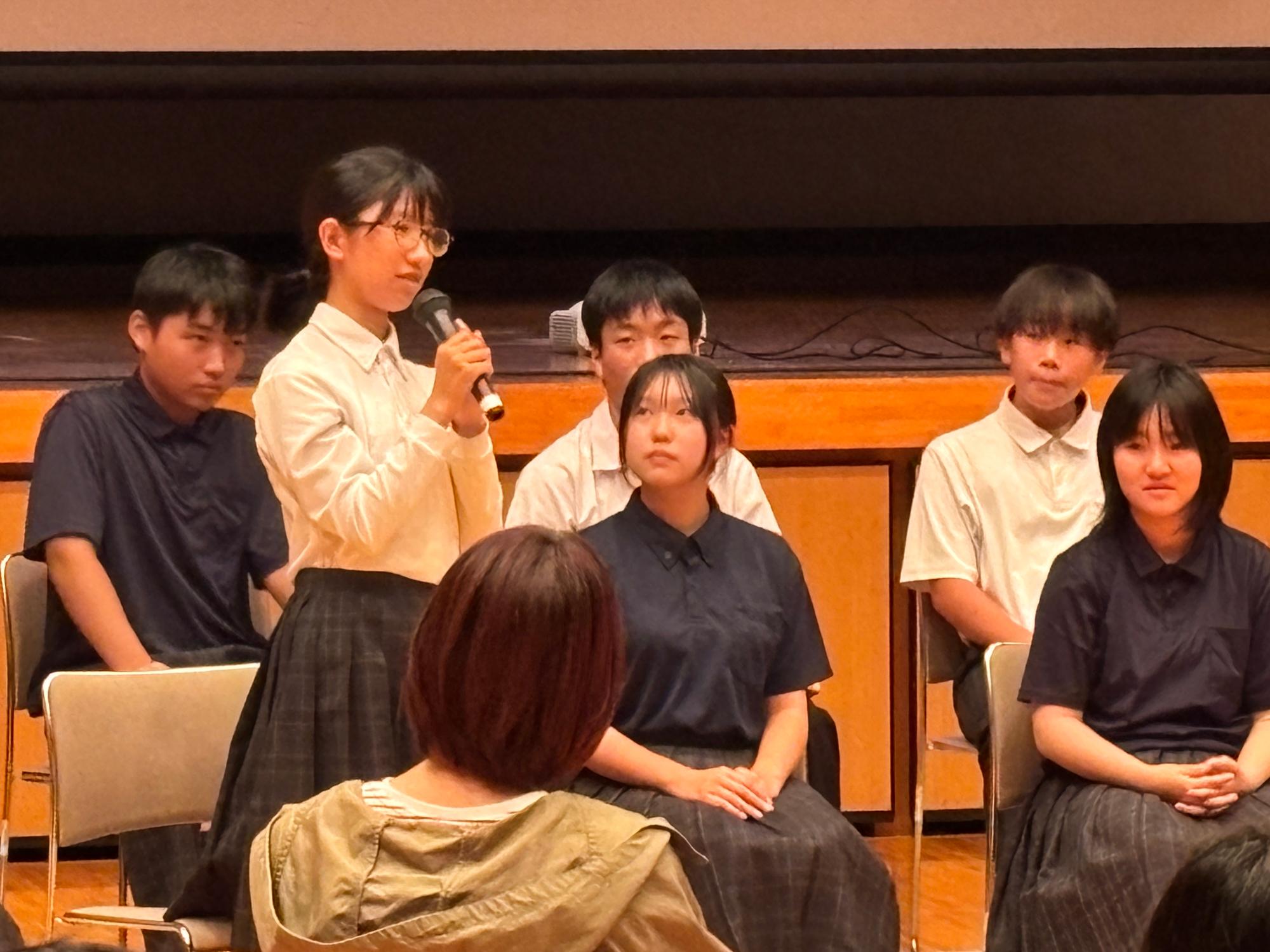 体験談を報告する様子