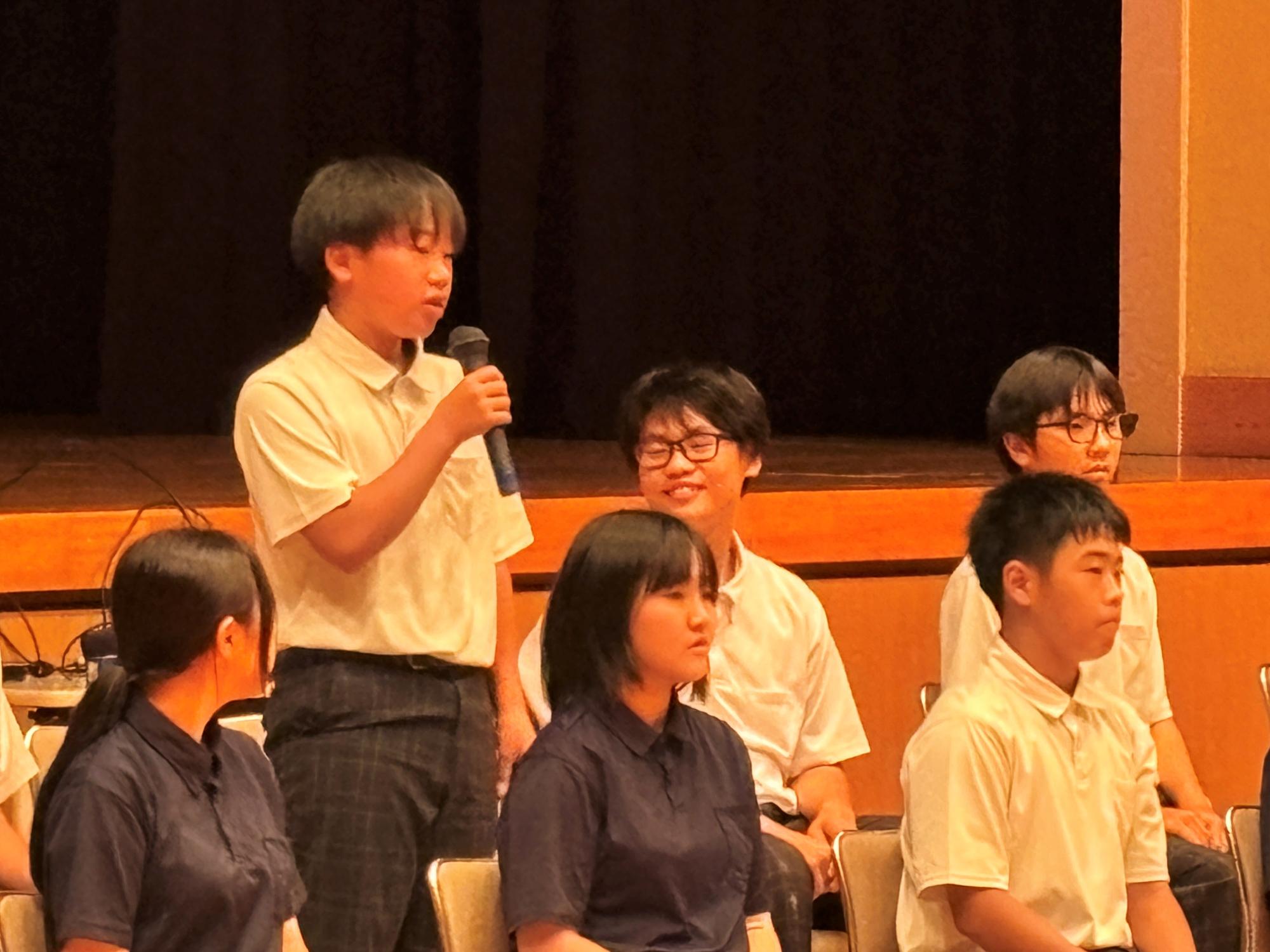 体験談を報告する様子