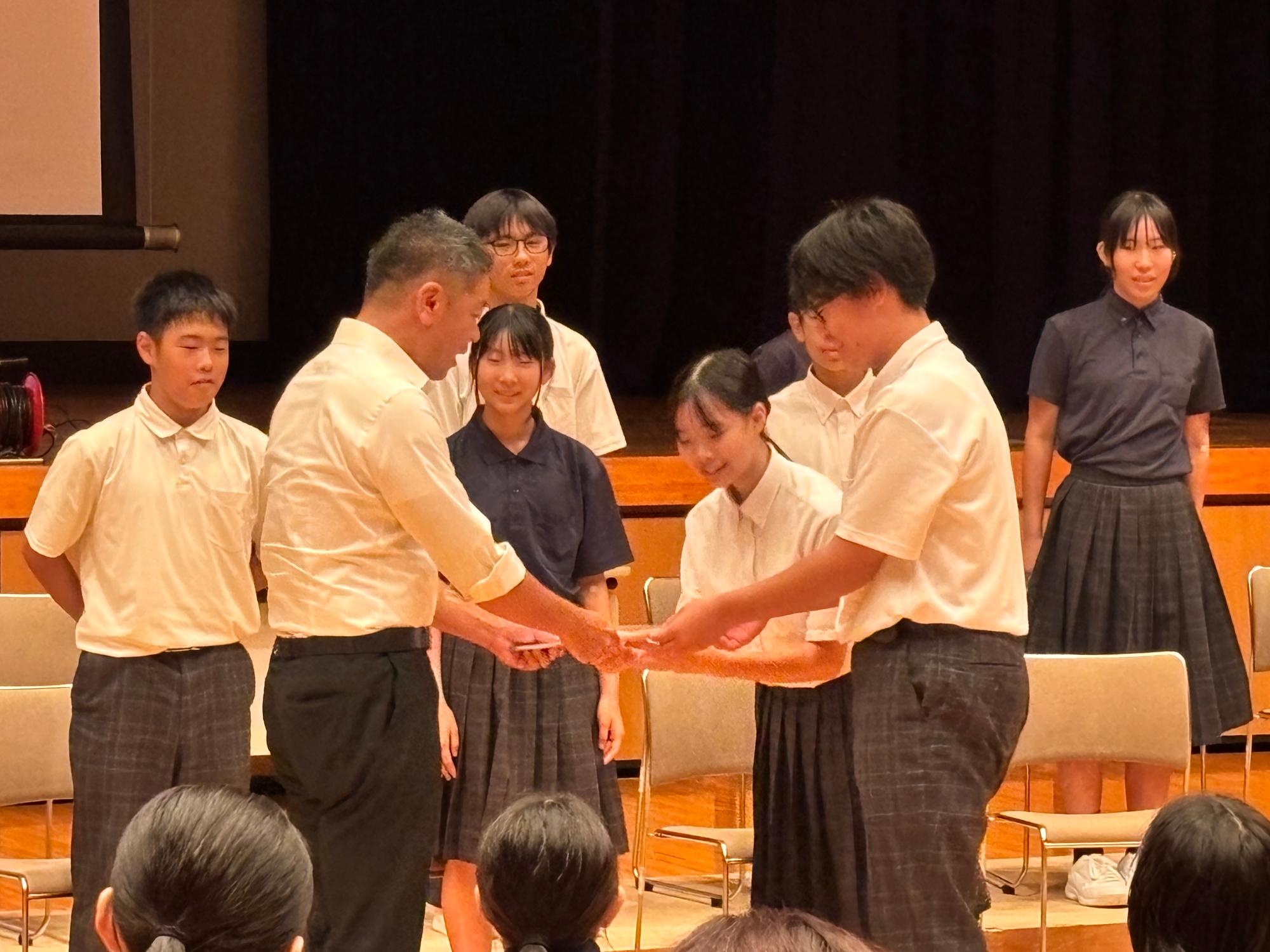生徒たちからのお土産を受け取る市長