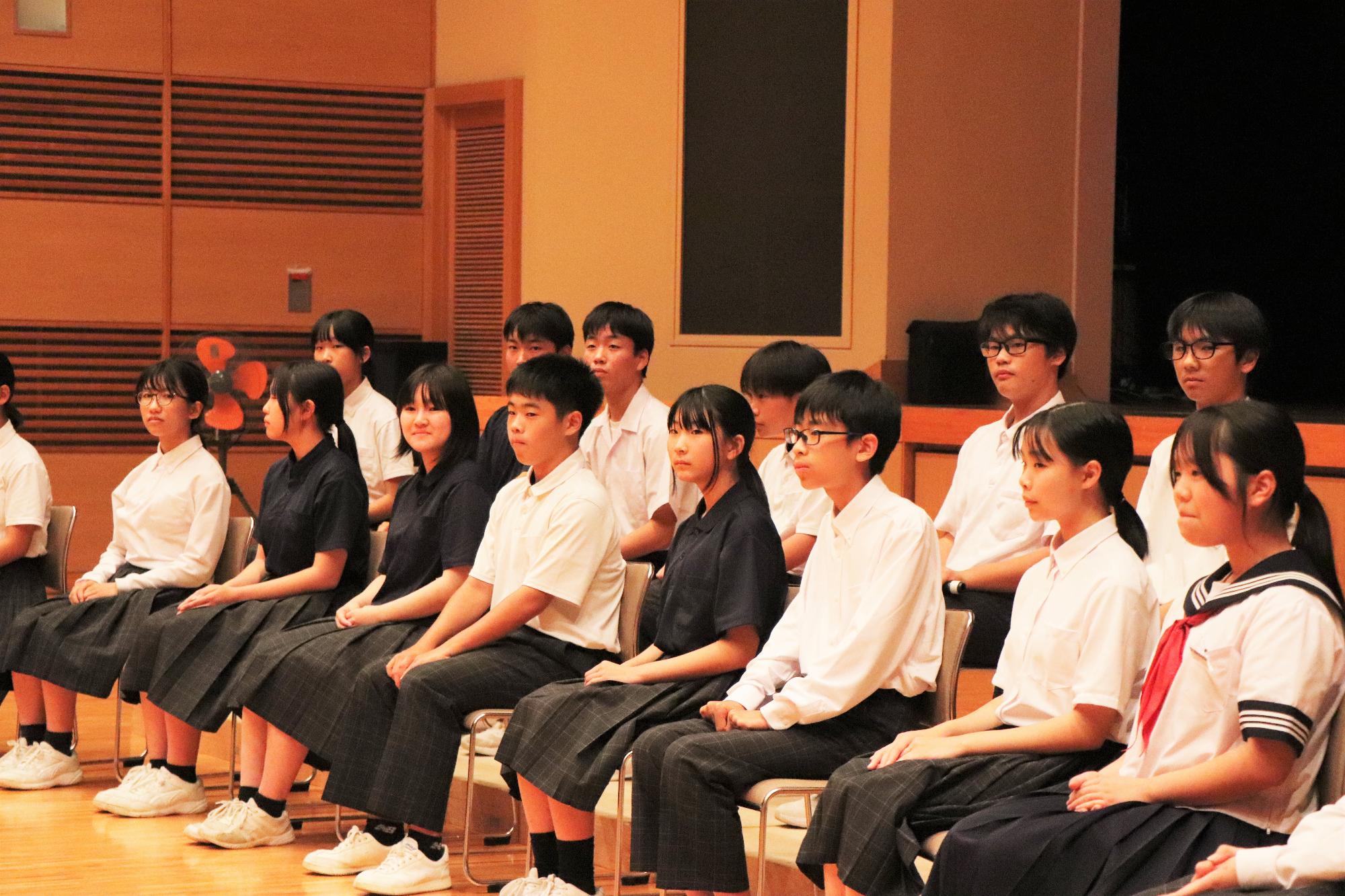 報告会に参加する生徒たち