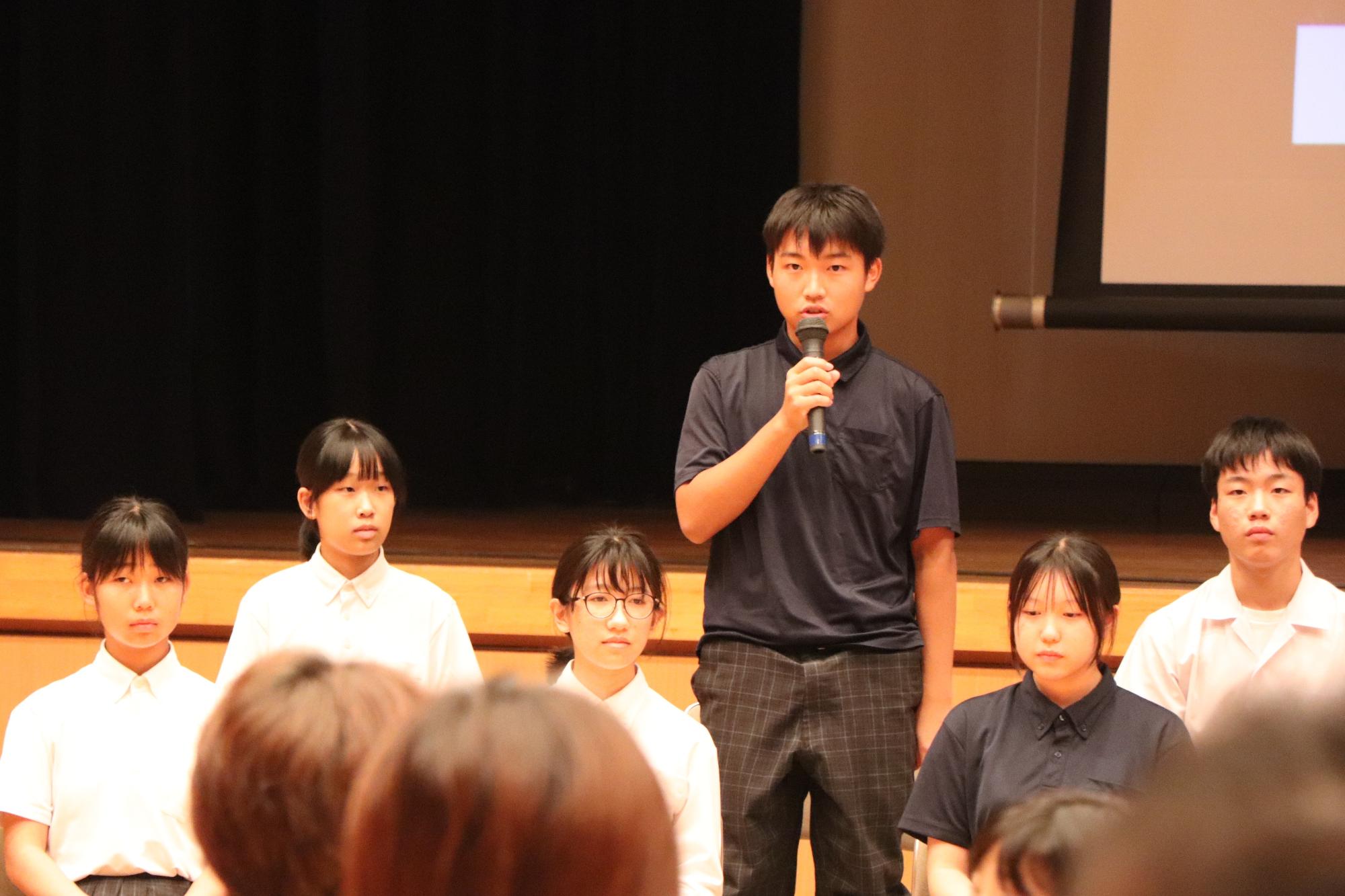 体験談を話す様子