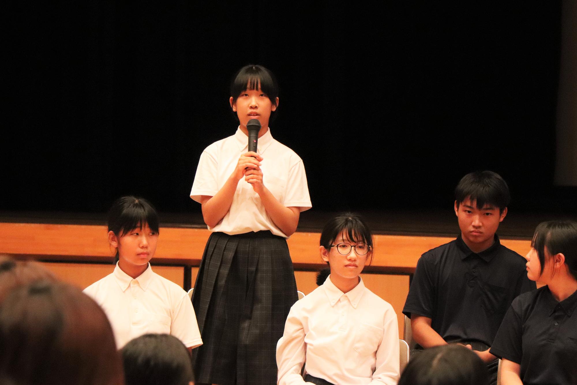 体験談を報告する様子