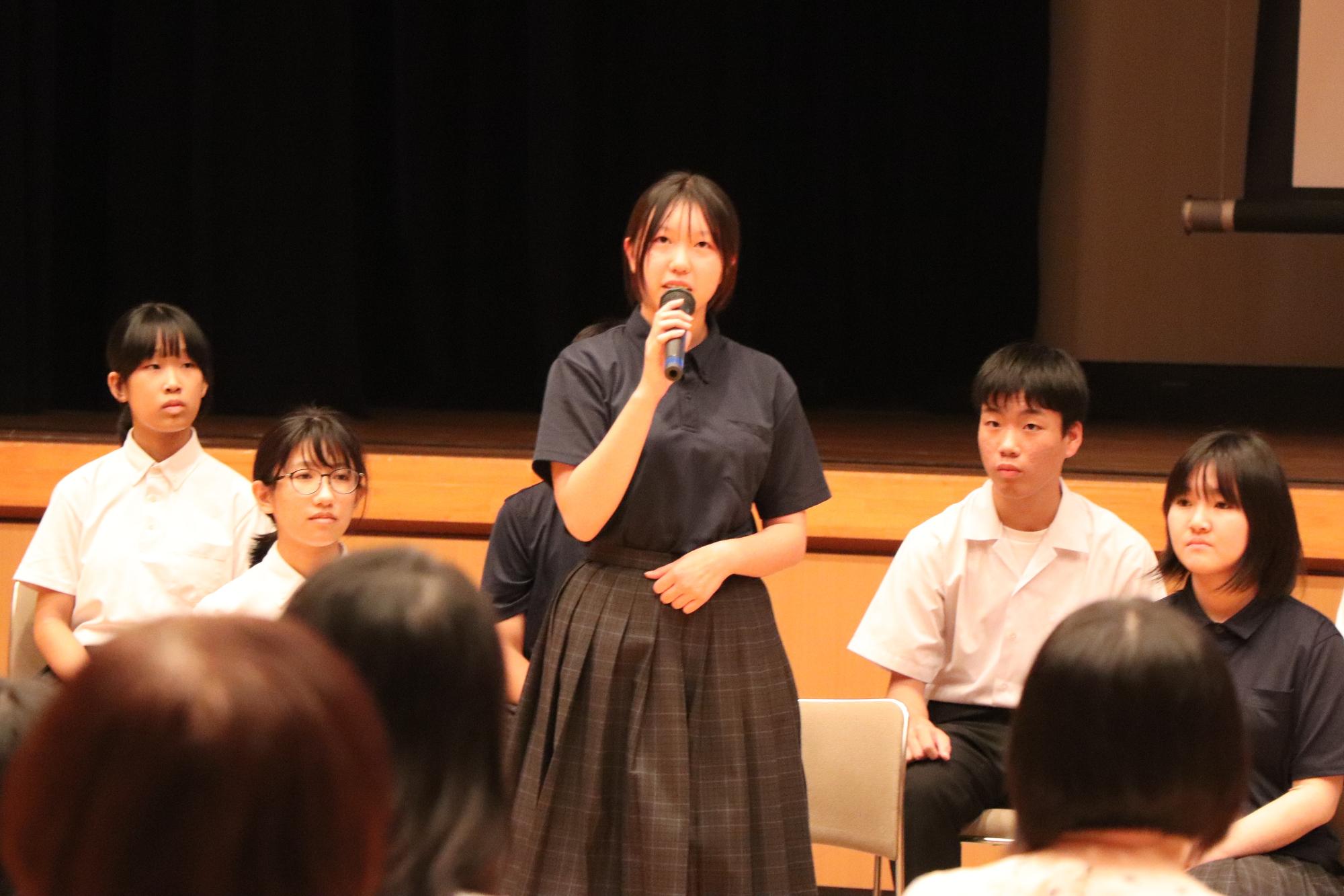 体験談を報告する様子