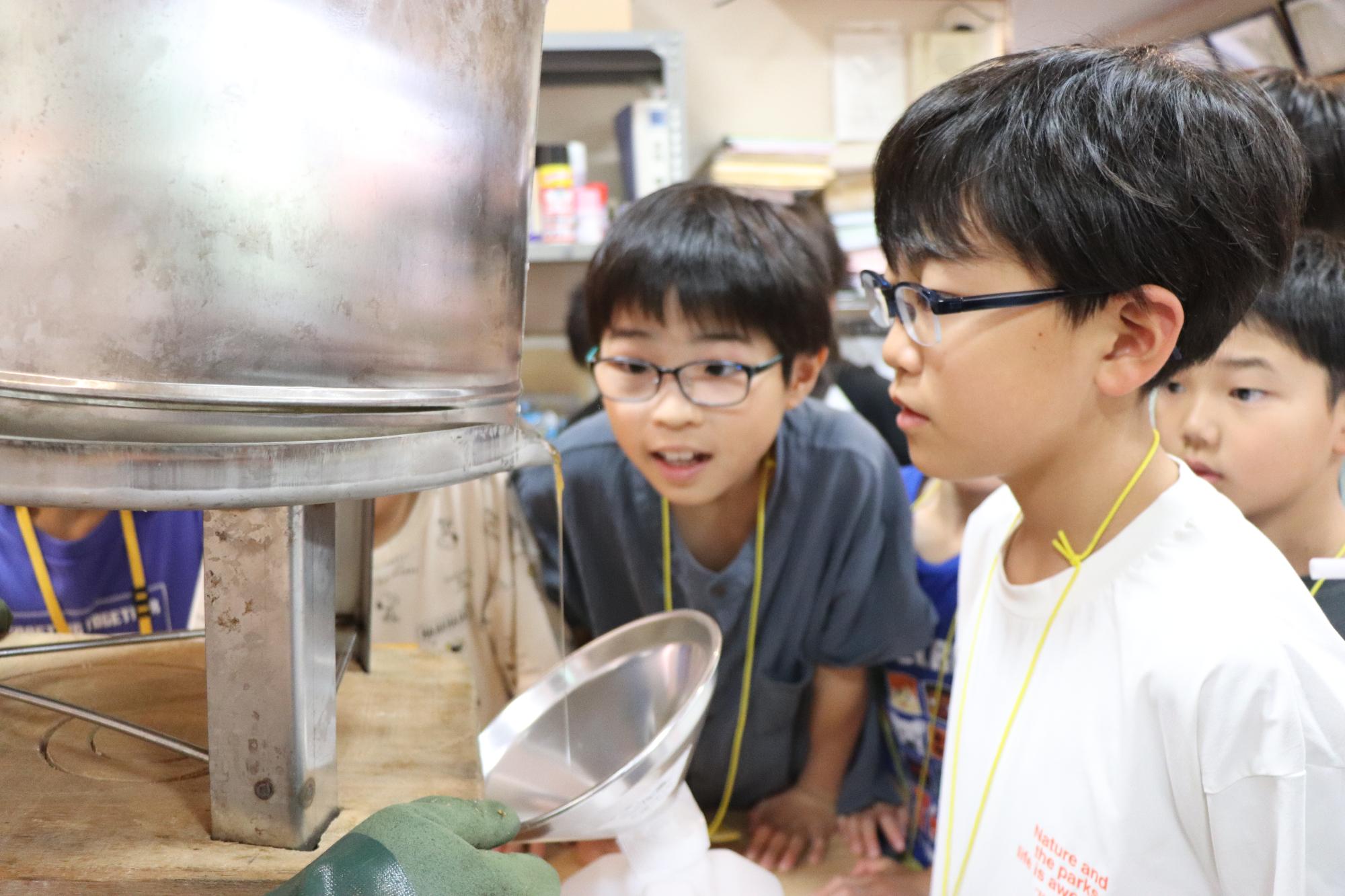 ハチミツが出てくる様子