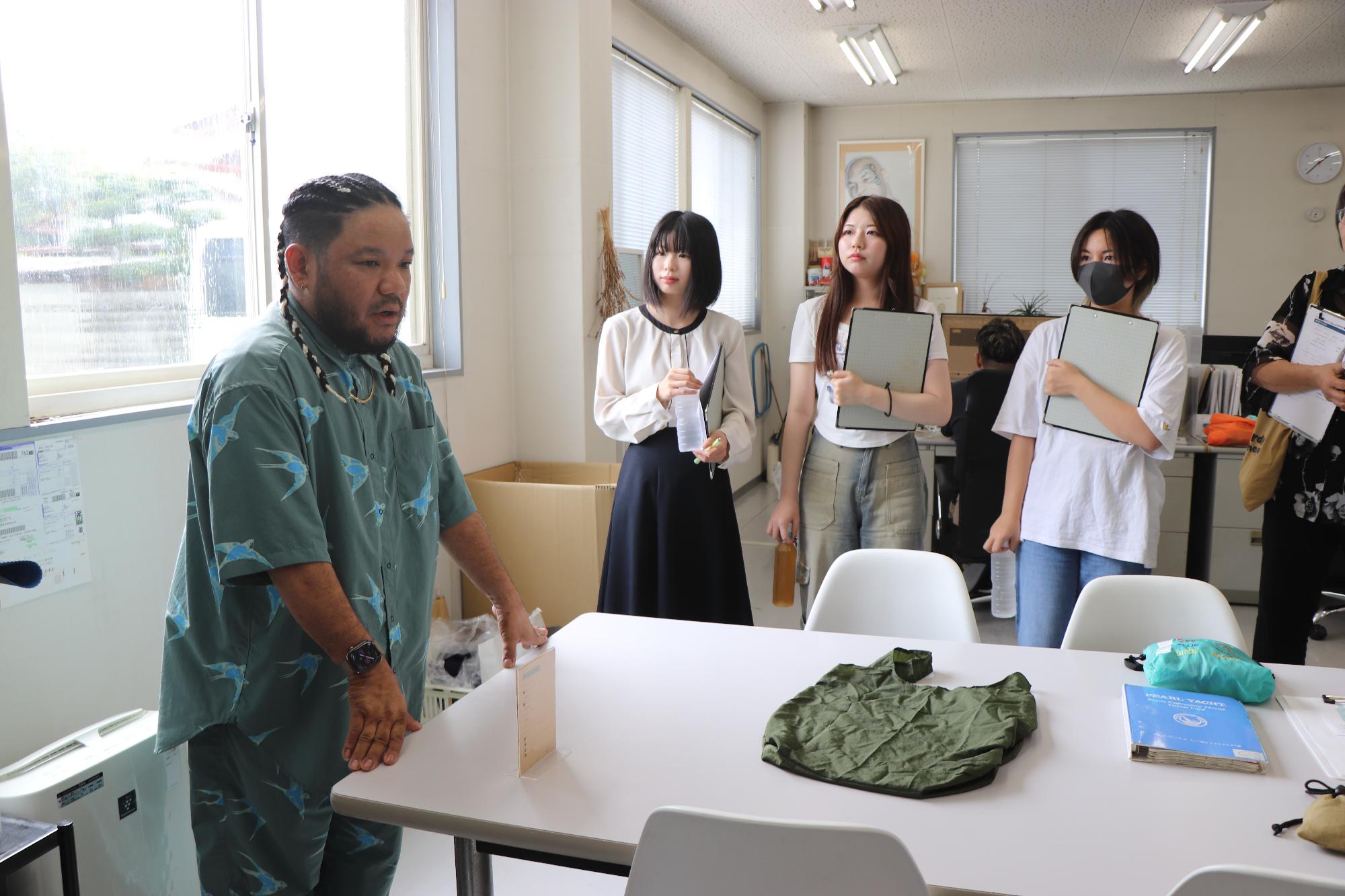 説明を受ける様子