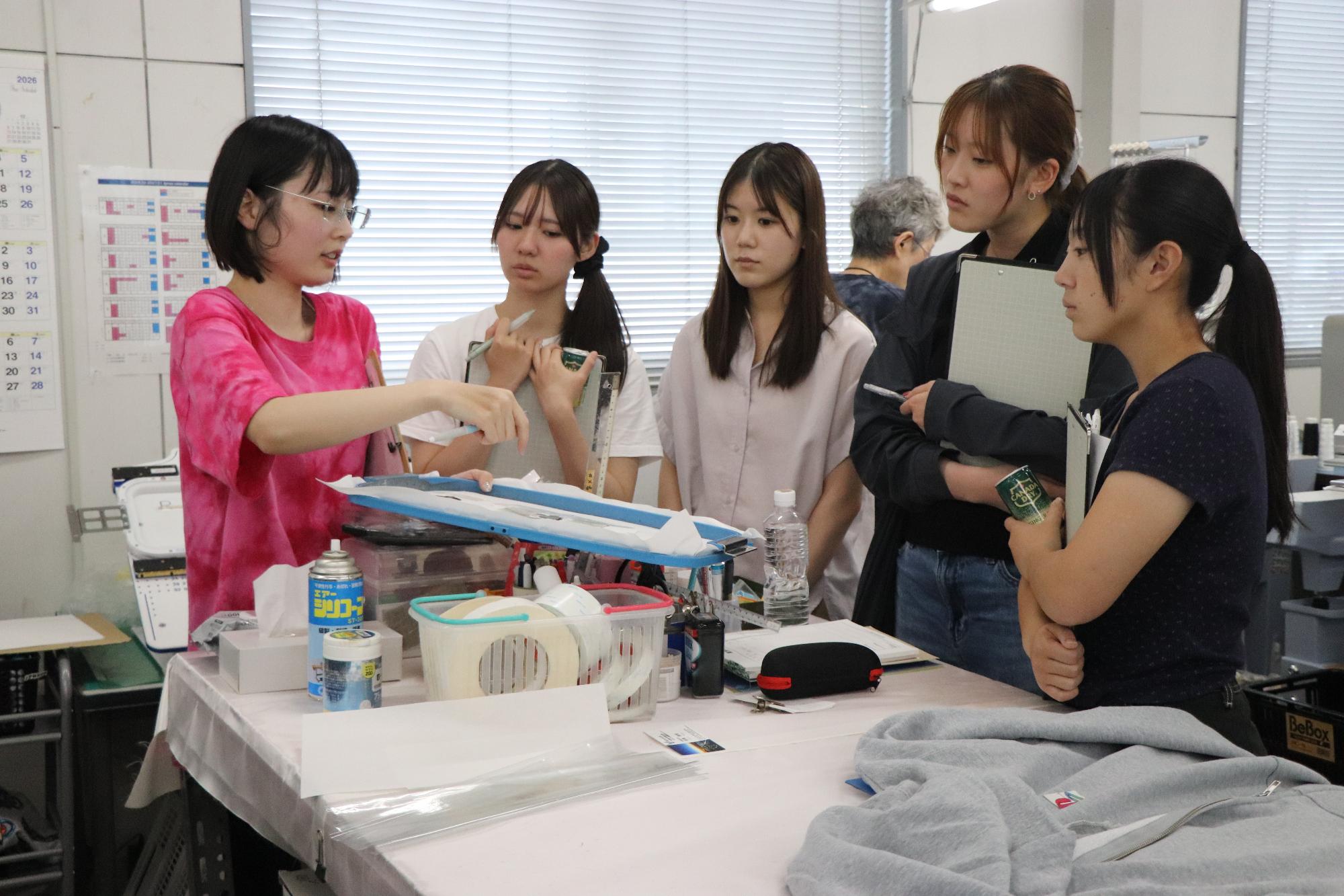 説明を受ける様子