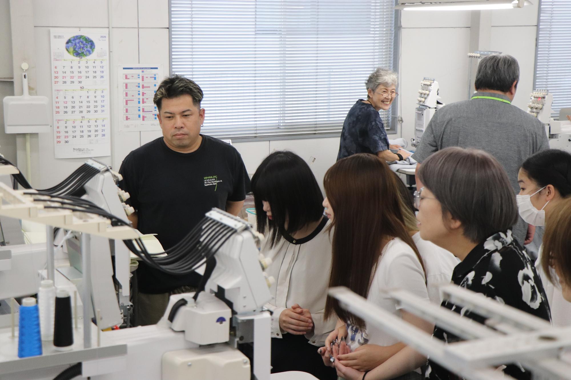 説明を受ける様子