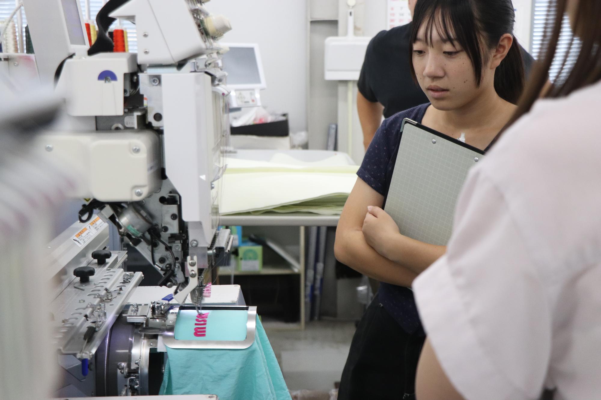 刺繍の様子を見学