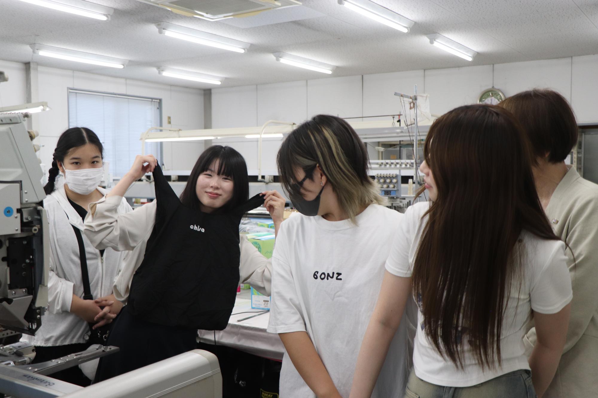 名前入り刺繍のバッグを手にする様子