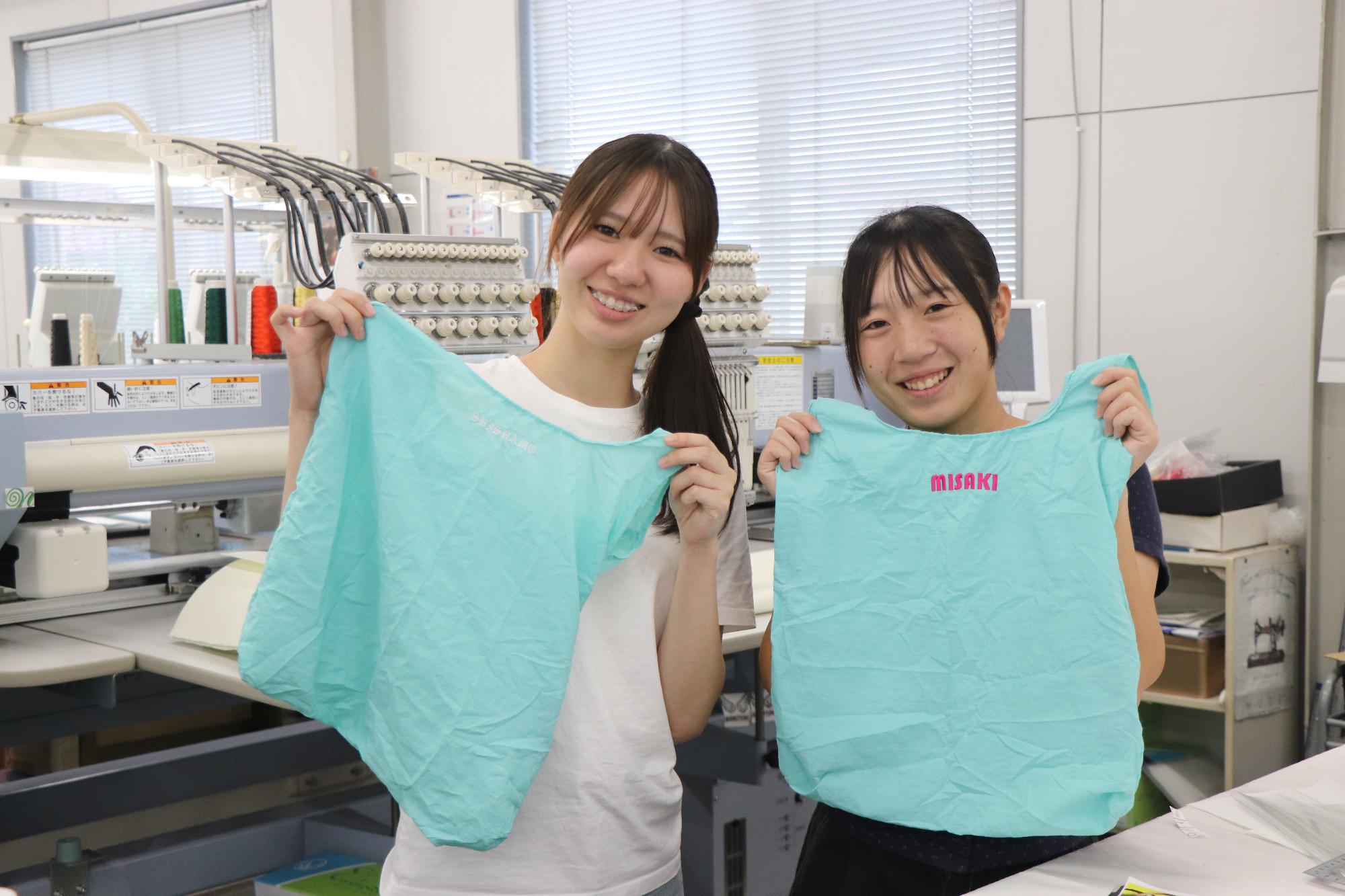 名前入り刺繍のバッグを手にする様子