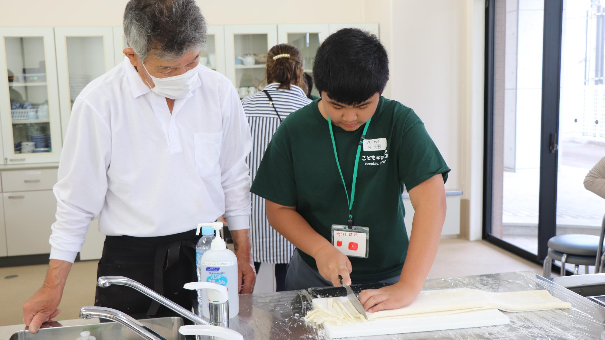 令和7年6月13日 ハワイの子どもたち初めてのうどん作りに挑戦