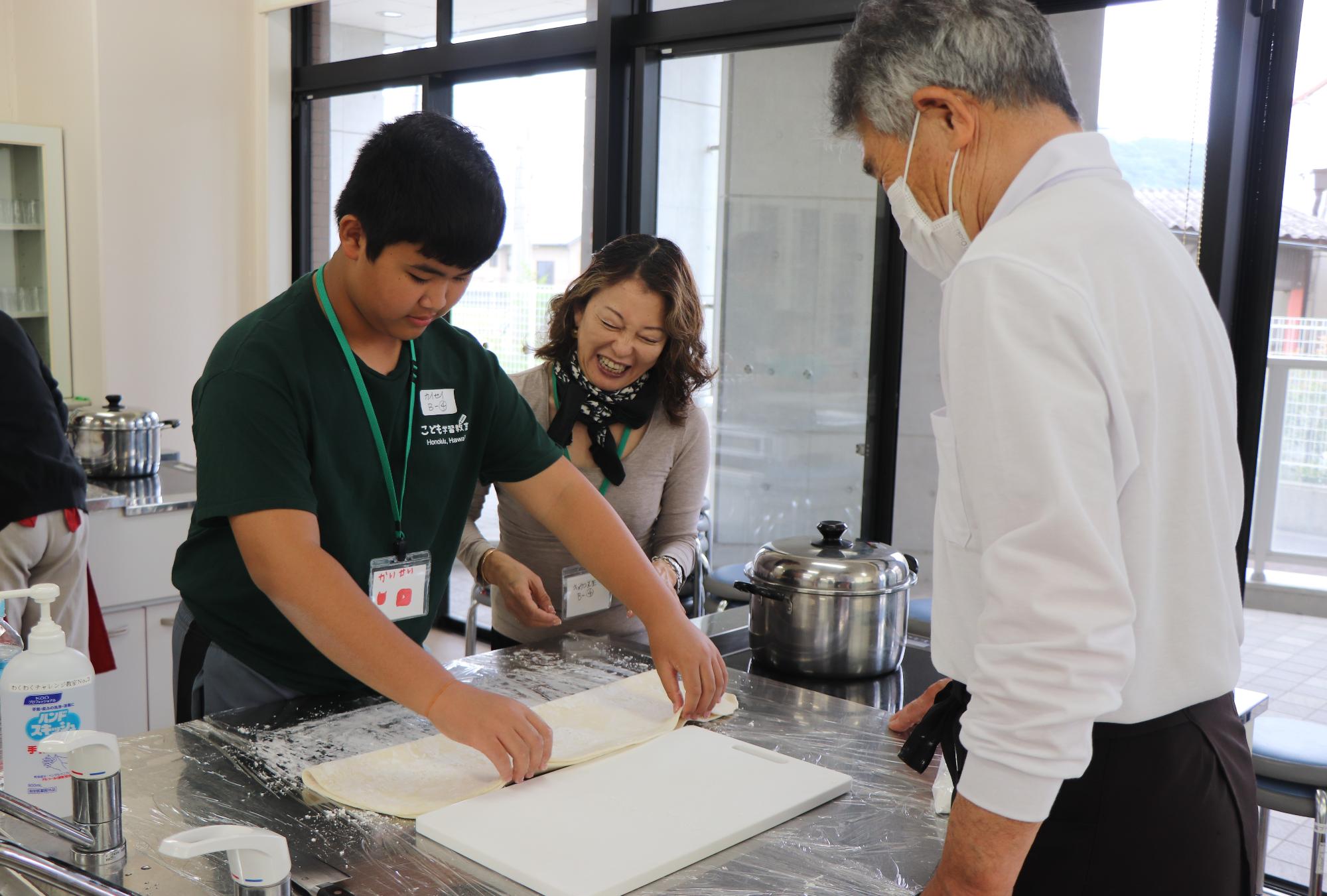 うどんの生地を折りたたむ作業