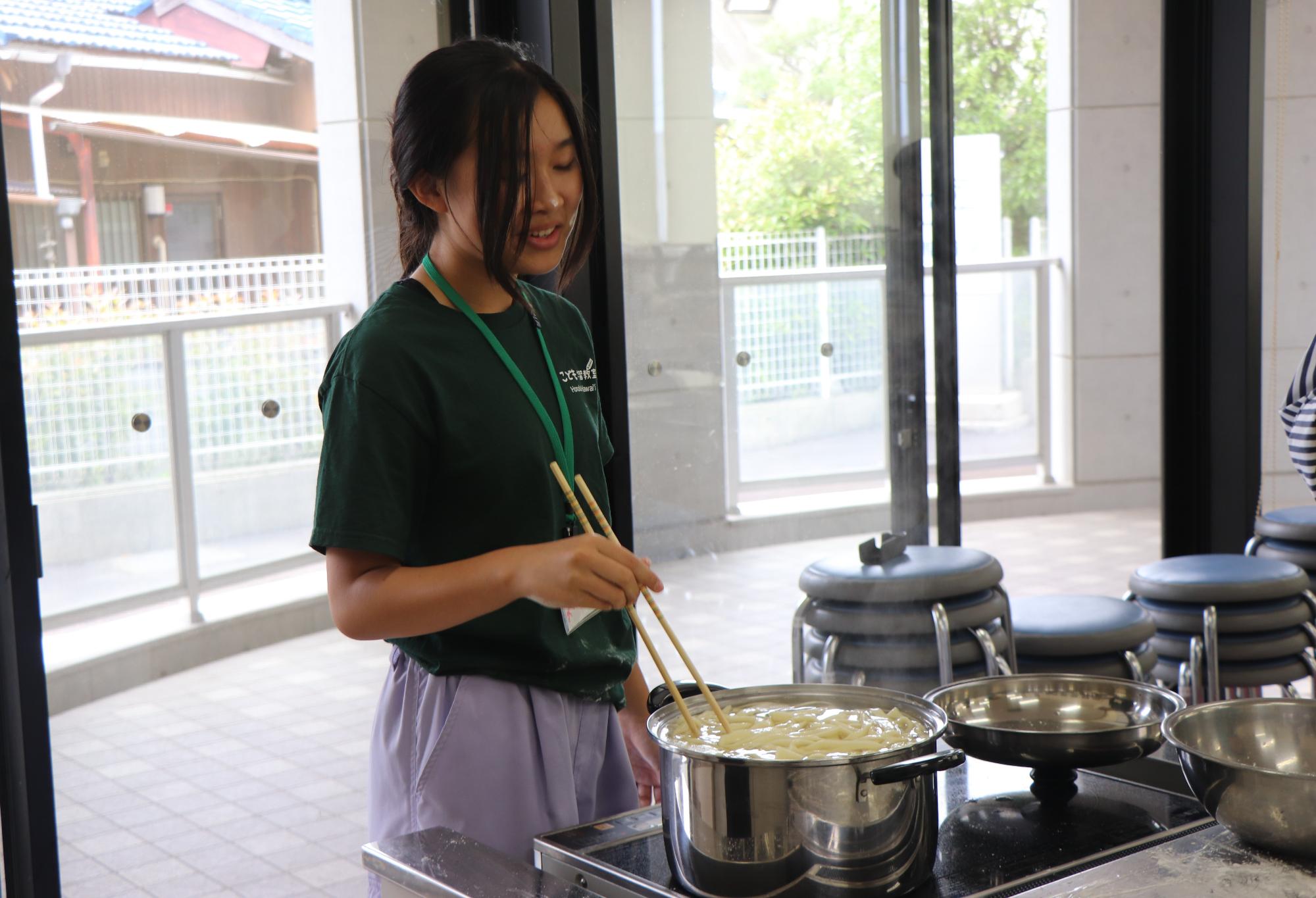 うどんを茹でる作業