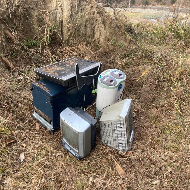 テレビや冷蔵庫などが投棄された現場状況の写真