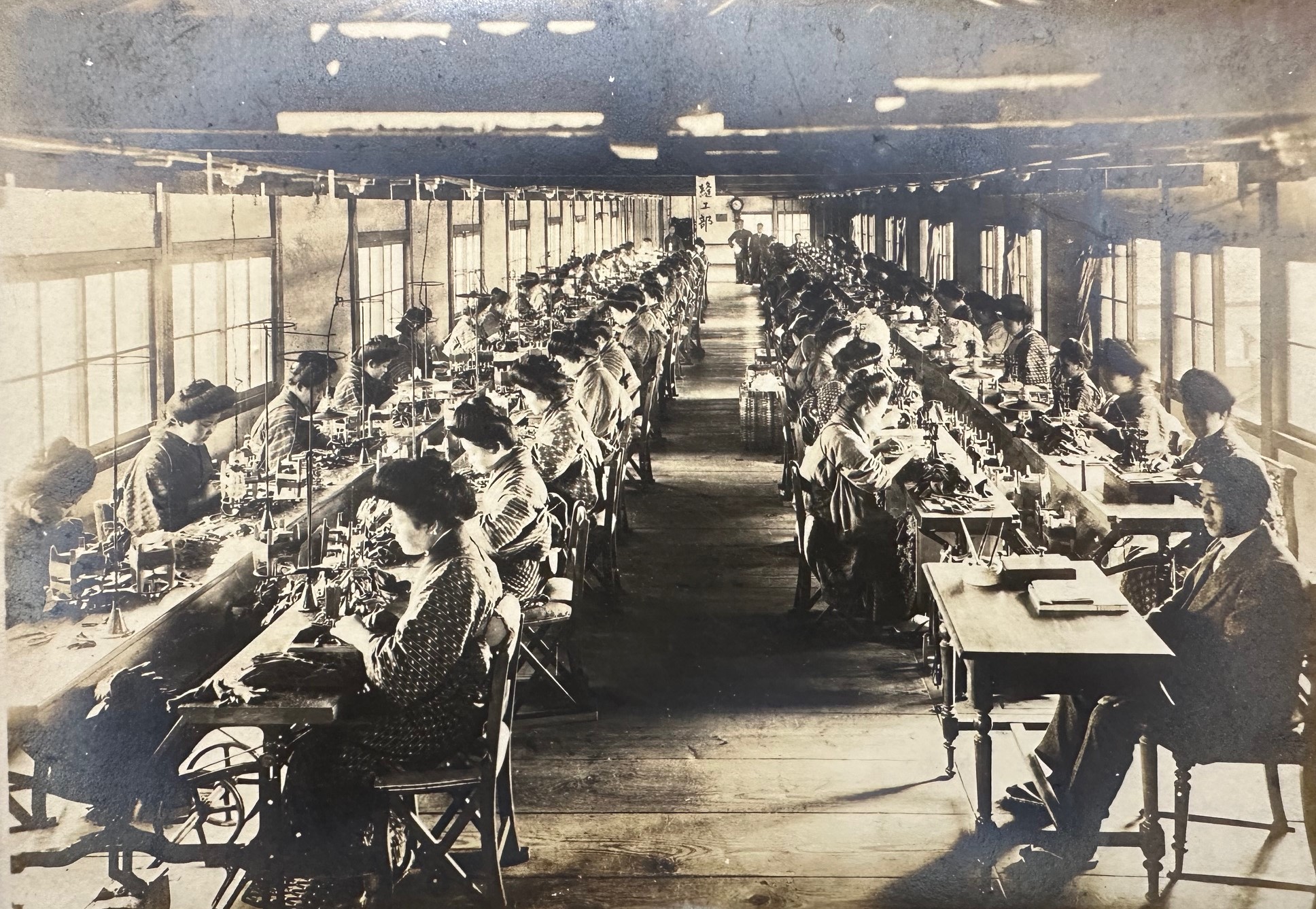 写真 ［大阪手袋株式会社縫製部作業風景］