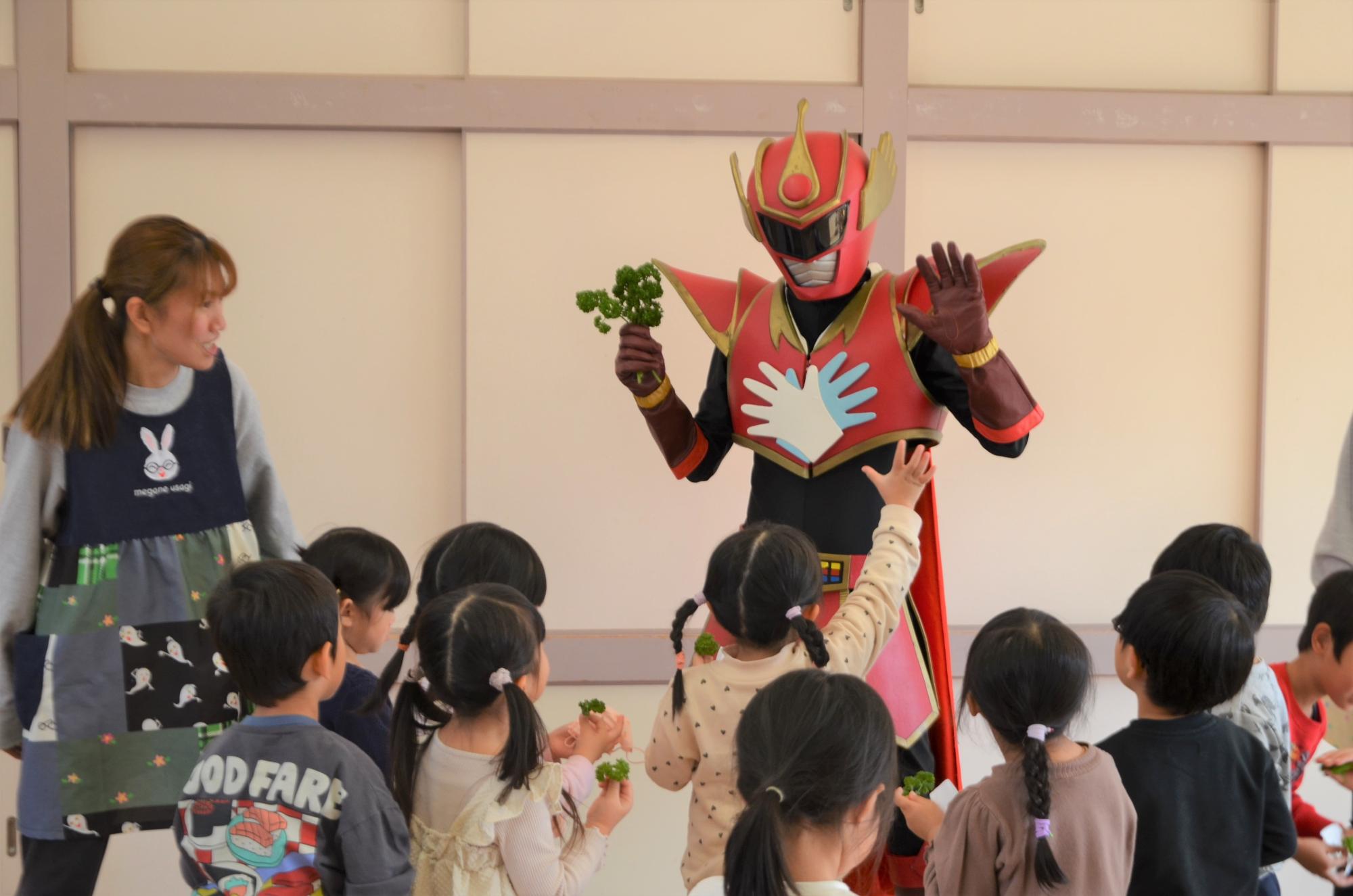 パセリについて説明するてぶくろマン