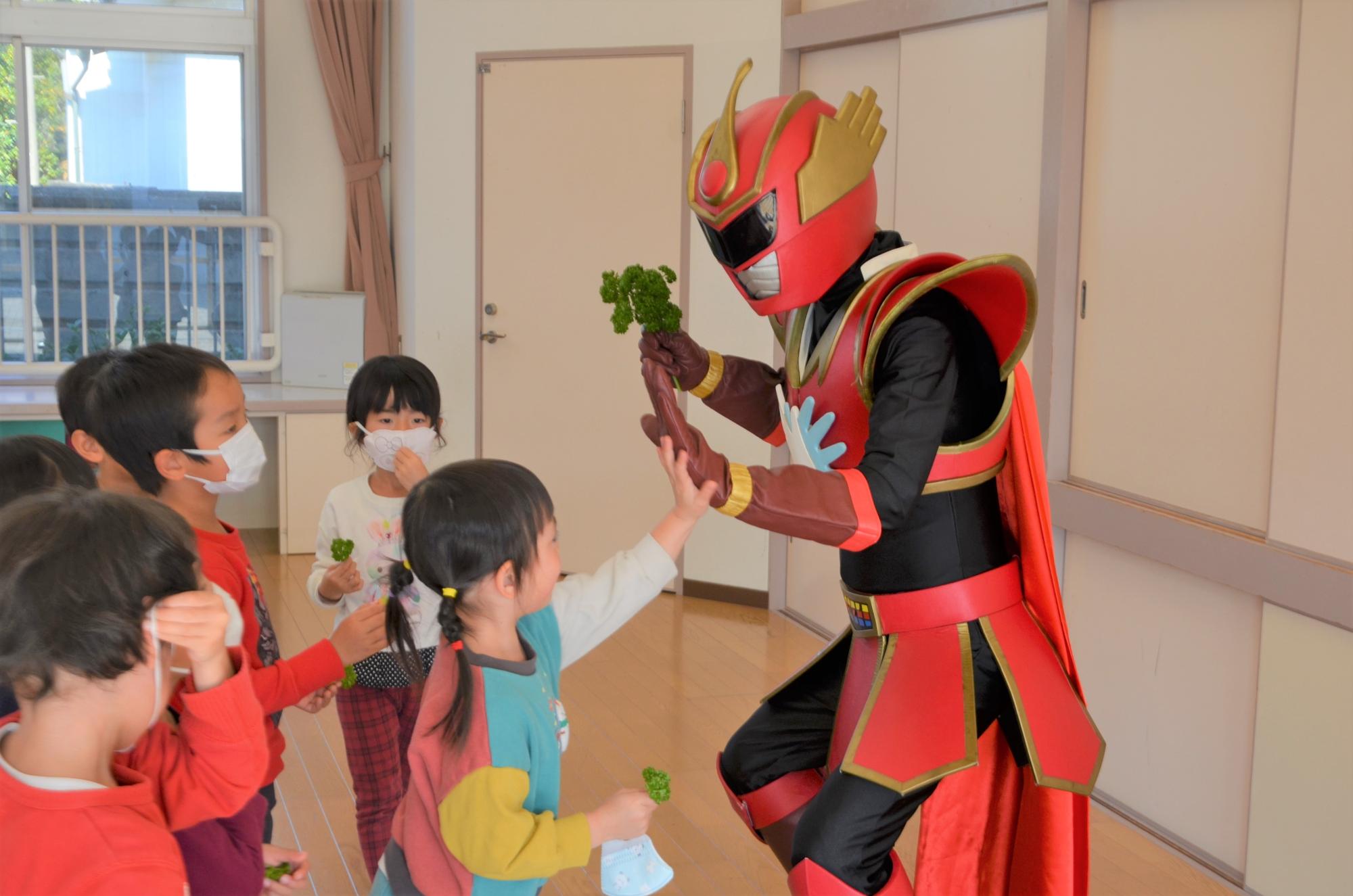 パセリについて説明するてぶくろマン2