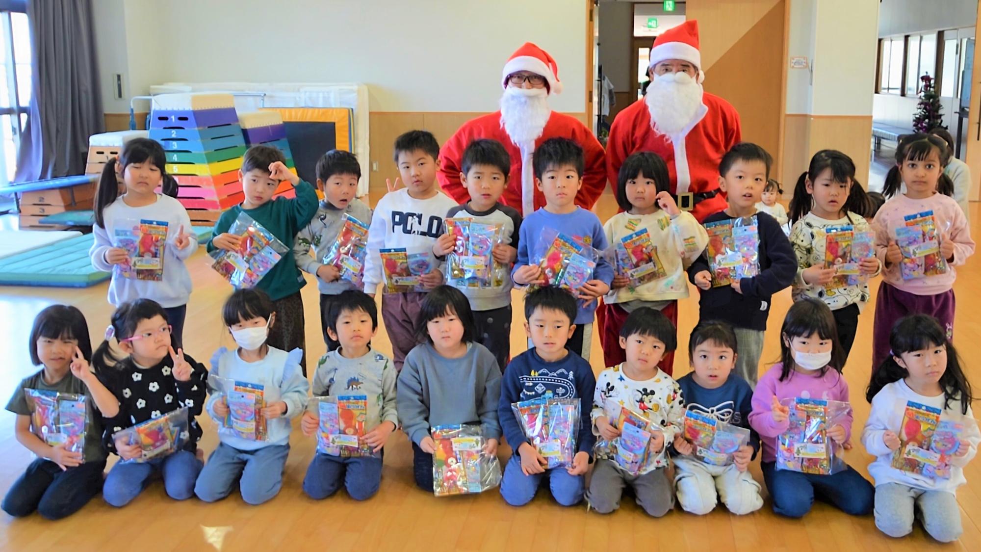 こども園にサンタさんがやってきた