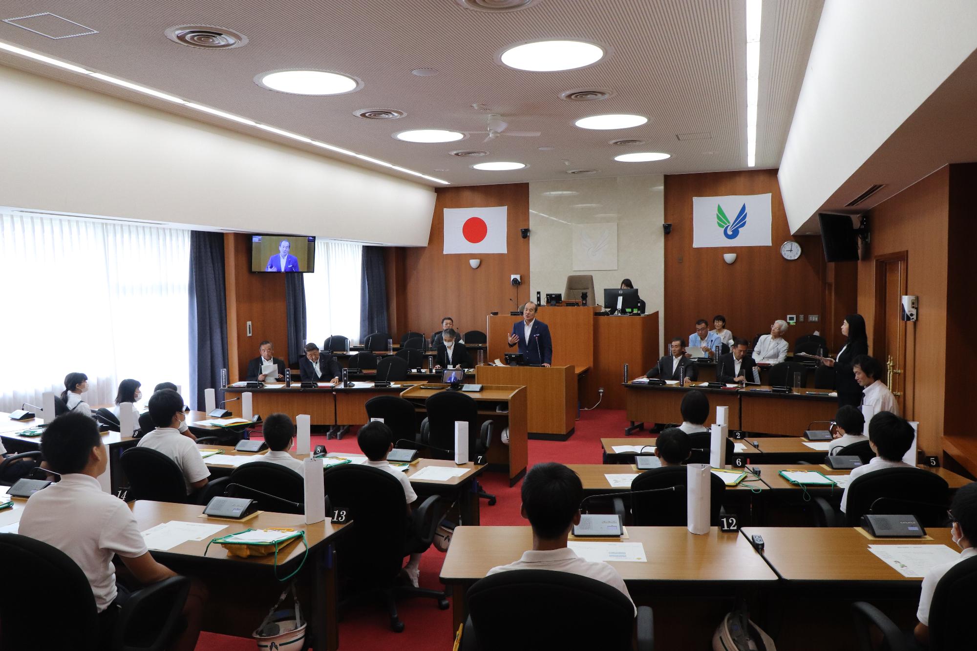 職場体験の一環で市役所、議場に訪れた引田小学校の6年生